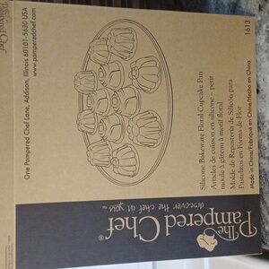 Pampered Chef Silicone Bakeware Floral Cupcake Pan